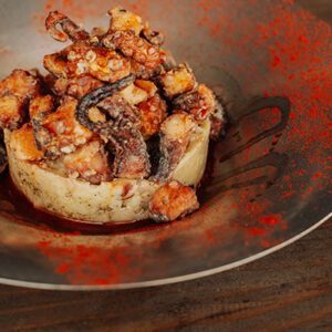 Pulpo frito con parmentier de ajo negro